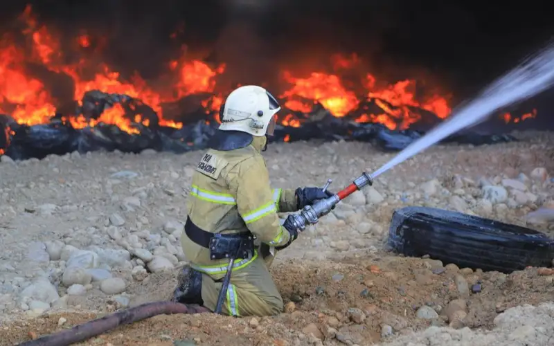 Крупный пожар на шинном заводе в Алматинской области ликвидирован