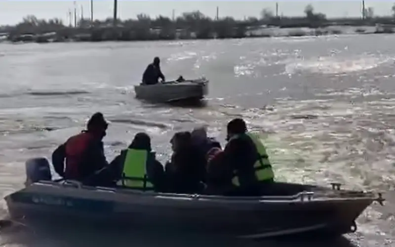 Переправа затоплена, мост разрушен: жители Уила вынуждены использовать лодки