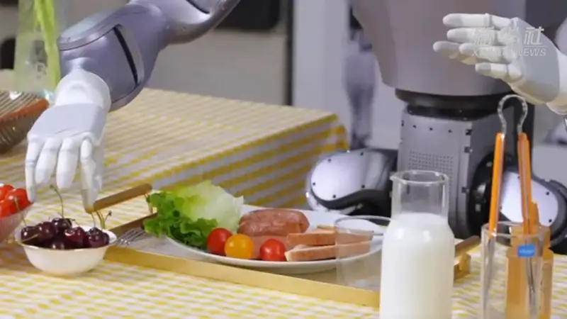 Китайская компания запустила в производство робота-няню