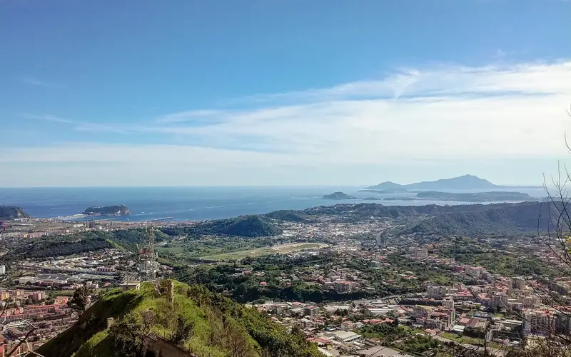 Вид на Флегрейские поля из Неаполя, Италия