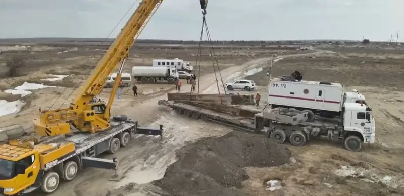 В Актюбинской области на месте смытого моста строят новый 
