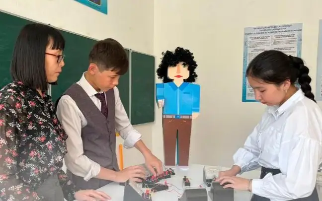 Робота-лаборанта изобрели актюбинские школьники