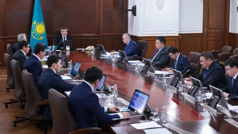 Oljas Bektenov Prezıdenttiń Ulttyq quryltaıdyń IV otyrysynda aıtqan tapsyrmalarynyń oryndalý barysy jóninde keńes ótkizdi