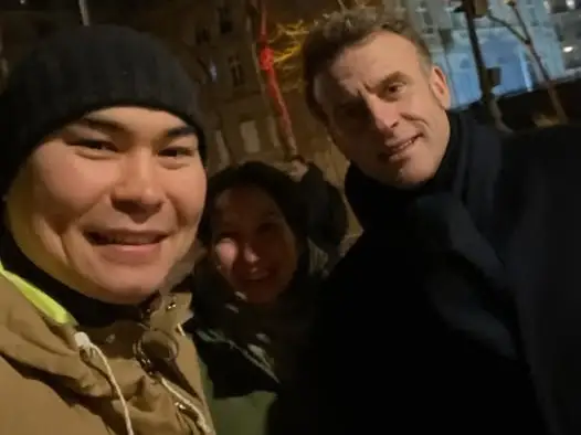  Жан Рено мен Эммануэль Макрон