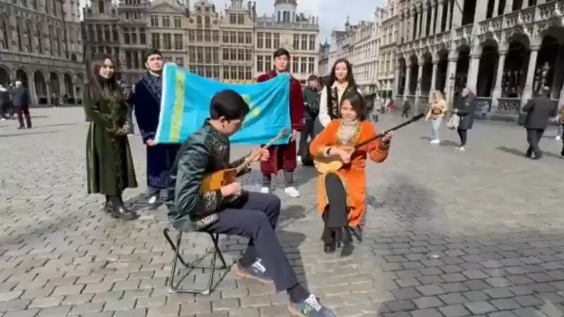 На центральной площади Брюсселя состоялся показ казахской национальной одежды