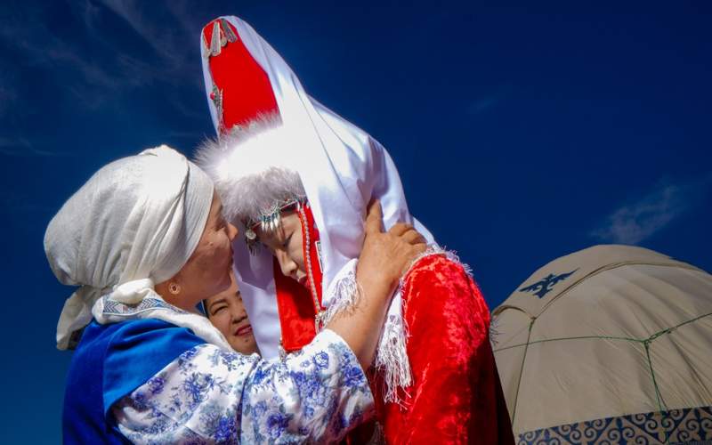 Kazakh national clothing, bet ashar, traditions, family, culture, Kazakhstan