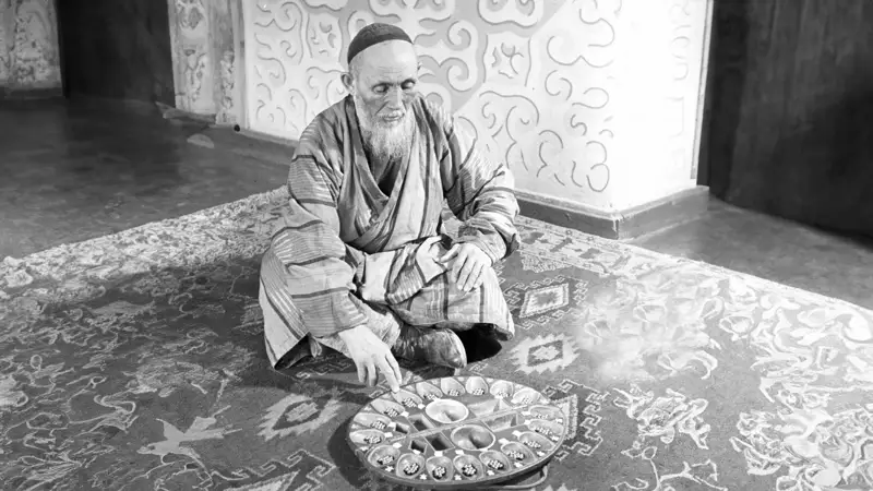 Победитель III республиканского чемпионата по тогыз кумалак С. Саурыков