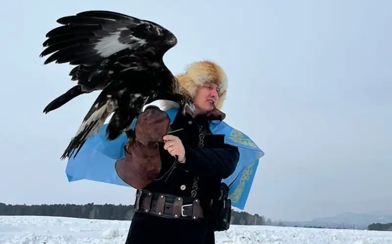 Спасатель и его беркут: как пожарный из ВКО укрощает огонь и воспитывает хищника