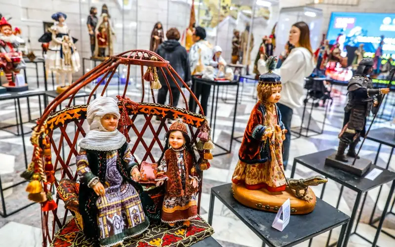 «Shyǵystan Batysqa deıin»: Almatyda 100-den astam qýyrshaq qoıylǵan kórme ashyldy