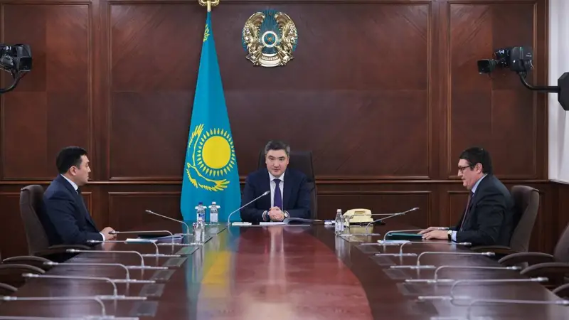 Олжас Бектенов Энергетика министрлігі ұжымына жаңа министрді таныстырды