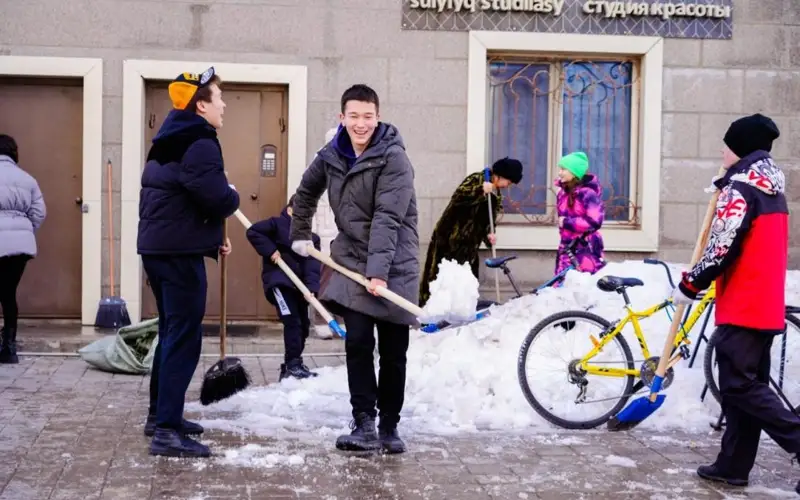 Жанару кунi: астанчане вышли на уборку своих дворов