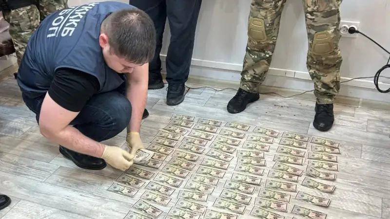 Atyraýda jalǵan 8 myń 750 AQSh dollaryn satýǵa shyǵarǵan jigit ustaldy