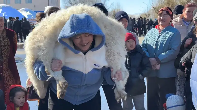 Няня из детсада удивила всех, подняв барана 83 раза, в селе беркутчи ВКО на Наурыз