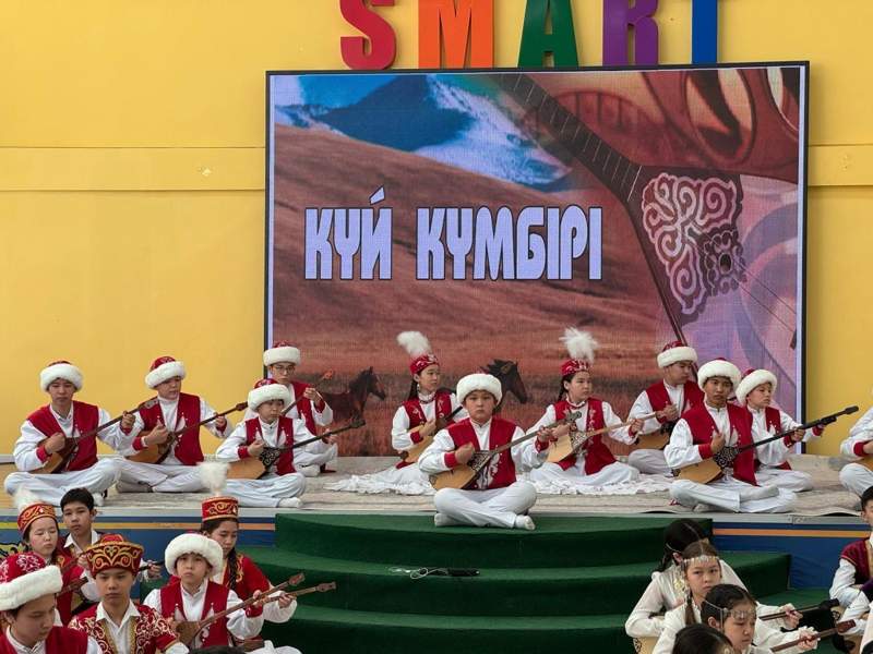 Более миллиона детей одновременно исполнили кюи к празднованию Наурыза в Казахстане Более миллиона детей одновременно исполнили кюи к празднованию Наурыза в Казахстане