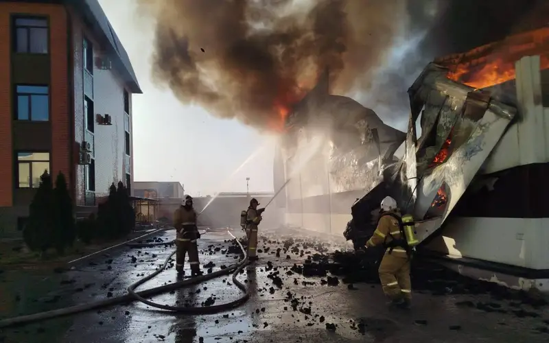 Пожар на складе в промзоне произошел близ Алматы