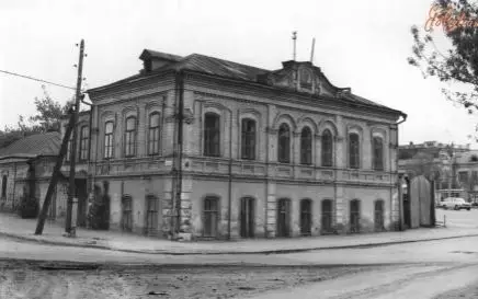 Электрификация Акмолинска началась с небольшого генератора, установленного в переоборудованном магазине. Первая государственная электростанция, работавшая на двигателе внутреннего сгорания, дала свет лишь нескольким учреждениям. Со временем мощность станции увеличивалась, но дефицит электроэнергии оставался. Как будущая столица шаг за шагом преодолевала энергетические трудности — в материале корреспондента агентства Kazinform.