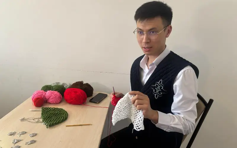 Aqtóbelik azamat ilmek pen jipten túrli buıym toqıdy