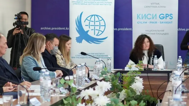 QSZI Almaty Ókildiginde sarapshylar saıası reformalardyń nátıjelerin talqylady