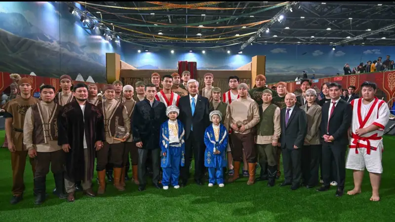 Касым-Жомарт Токаев осмотрел ярмарку ремесел в этноауле