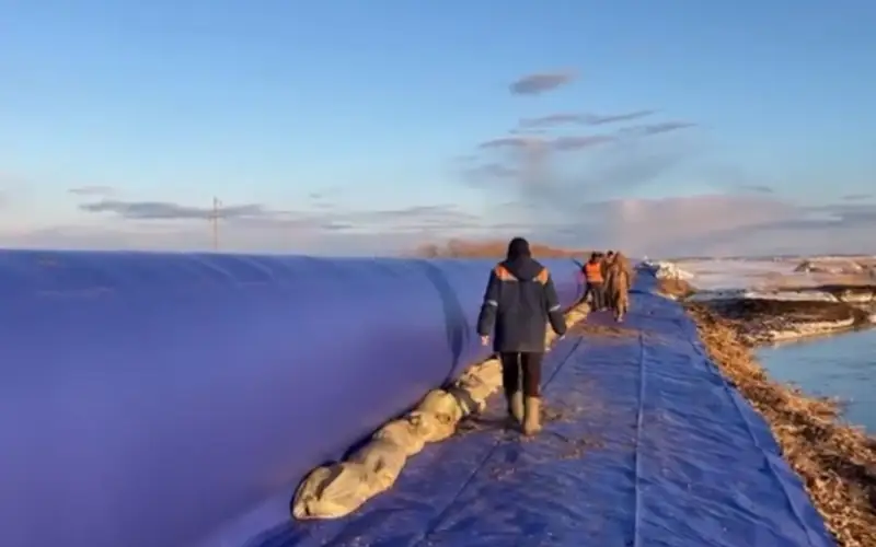 25-метровую трубу для откачки воды установили на трассе в Костанайской области