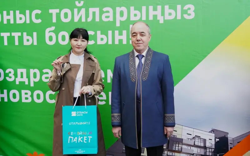 Аким ЗКО вручил ключи от 120 новых квартир жителям Уральска