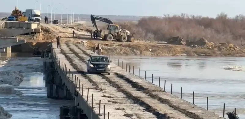 Aqtóbede qaıyqpen qatynap júrgen aýdanda tehnıkalyq kópir iske qosyldy