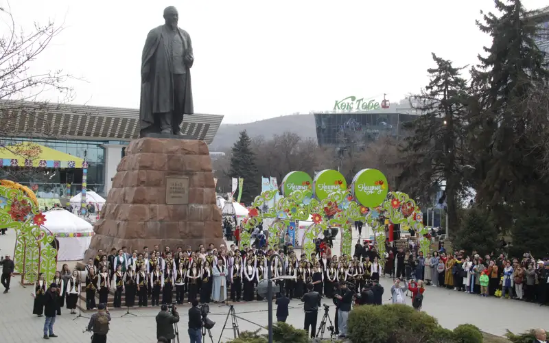 5000 человек исполнили песни Абая в Алматы