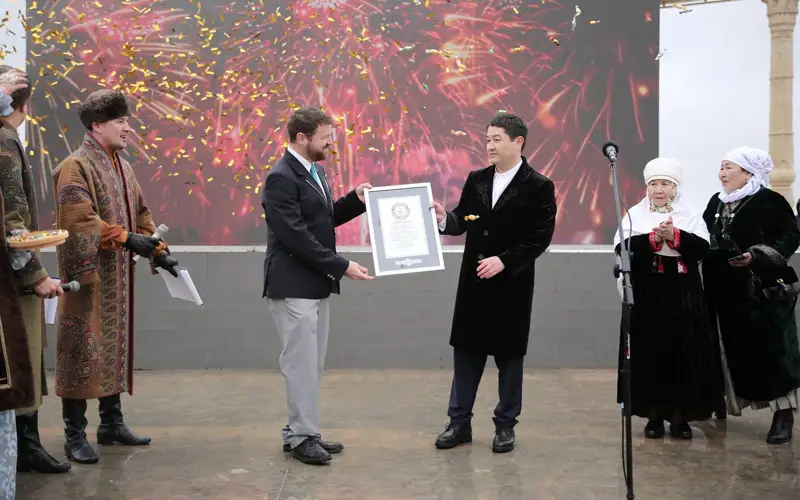 Мировой рекорд в национальной одежде установили в Актау