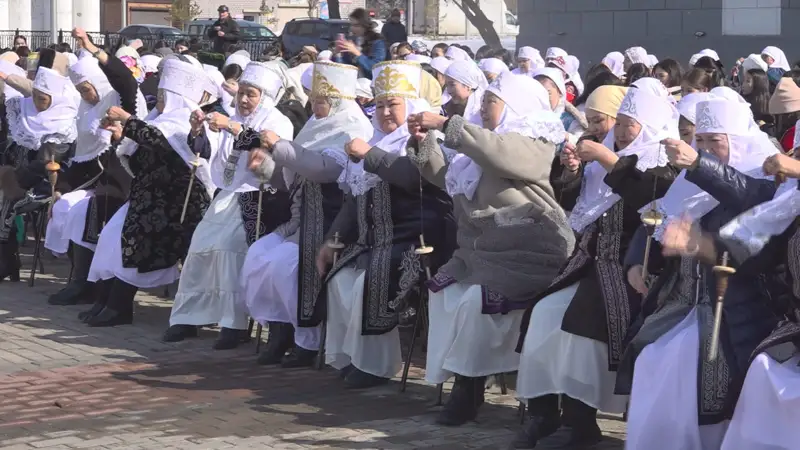Около 500 бабушек одновременно взяли в руки прялку в Караганде