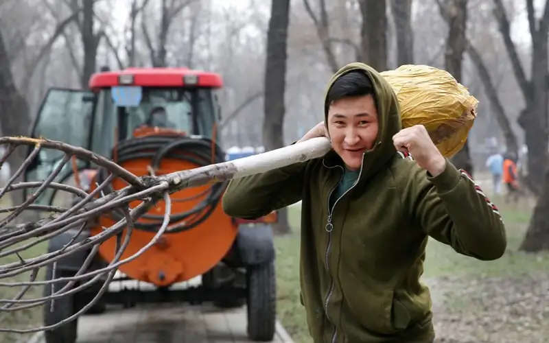 Свыше 50 тысяч человек вышли на субботник в Алматы