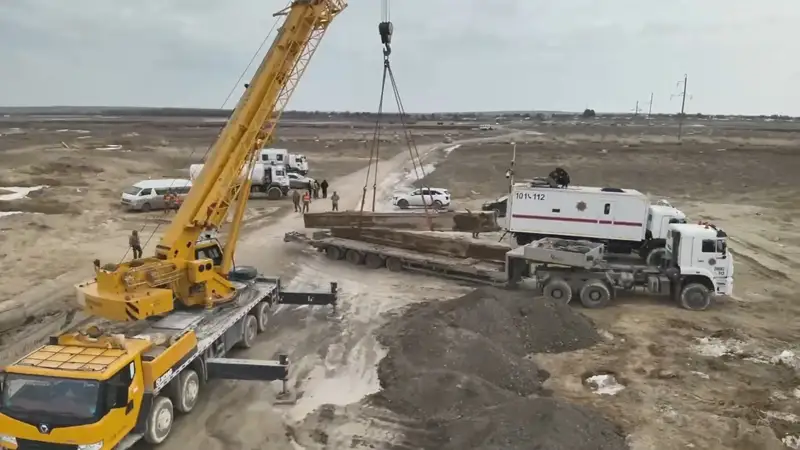 В Актюбинской области на месте смытого моста строят новый