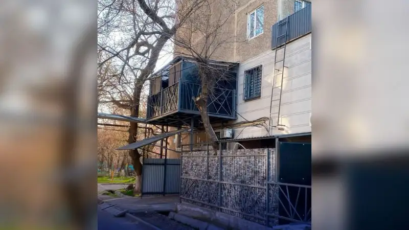 Самовольно построенные балконы в многоэтажках Шымкента сносят