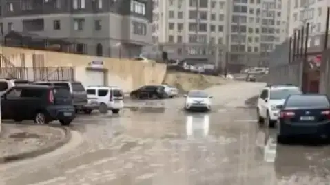 В Актау из-за непрерывного дождя затопило улицы