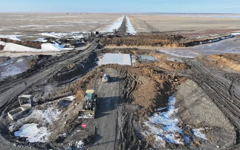 Отводной канал продолжают укреплять в паводкоопасном районе Костанайской области