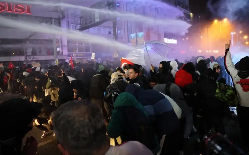 Түрік полициясы Ыстамбұл мэрінің ұсталуына қарсы наразылықтар кезінде 1400-ден астам адамды тұтқындады