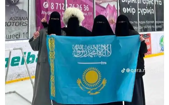 Атырауда өзге тілде жазылған жазуы бар мемлекеттік тумен фотоға түскендер ұсталды