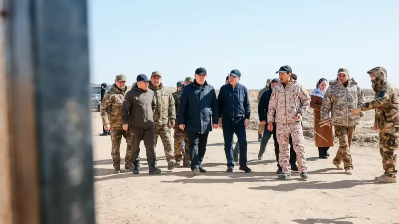 Qanat Bozymbaev Qulsary qalasy, Atyraý jáne Aqtóbe oblystaryna qarasty aýyldaryndaǵy jaǵdaımen tanysty.