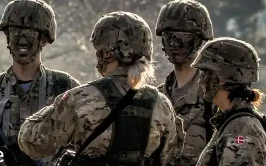 Данияда аёллар учун мажбурий ҳарбий хизмат жорий этилади