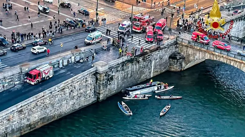 Италияда туристік автобус өзенге құлап кетті