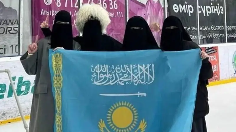 В Атырау завели уголовное дело завели на сфотографившихся с измененным флагом Казахстана 