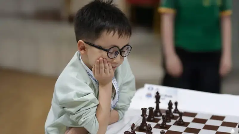 哈萨克斯坦7岁男孩夺得国际象棋世界冠军