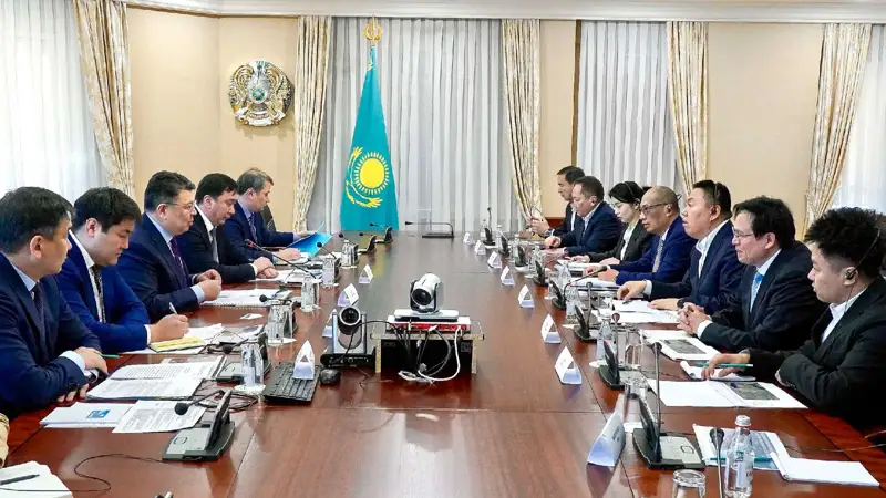 Канат Бозумбаев встретился с председателем Синьцзянской торгово-логистической группы Шэнь Цзиньшэном