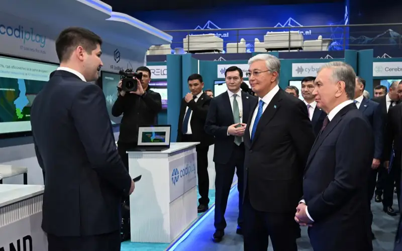 Касым-Жомарт Токаев и Шавкат Мирзиёев посетили выставку AlmatyFairai