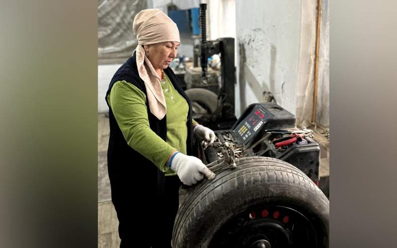 62 жастағы қызылордалық әйел көлік дөңгелегін жөндеп жүр