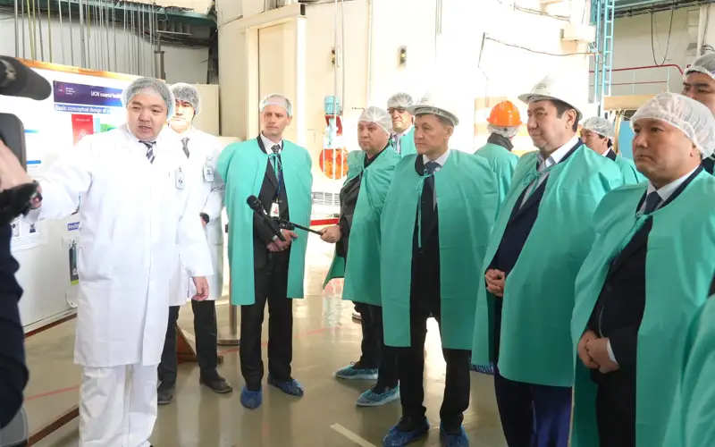 Májilis delegatsııasy ıAdrolyq fızıka ınstıtýtynda 