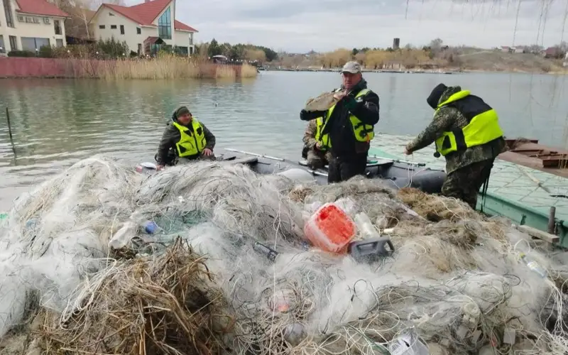 На Капшагайском водохранилище снято 20 км незаконно установленных сетей