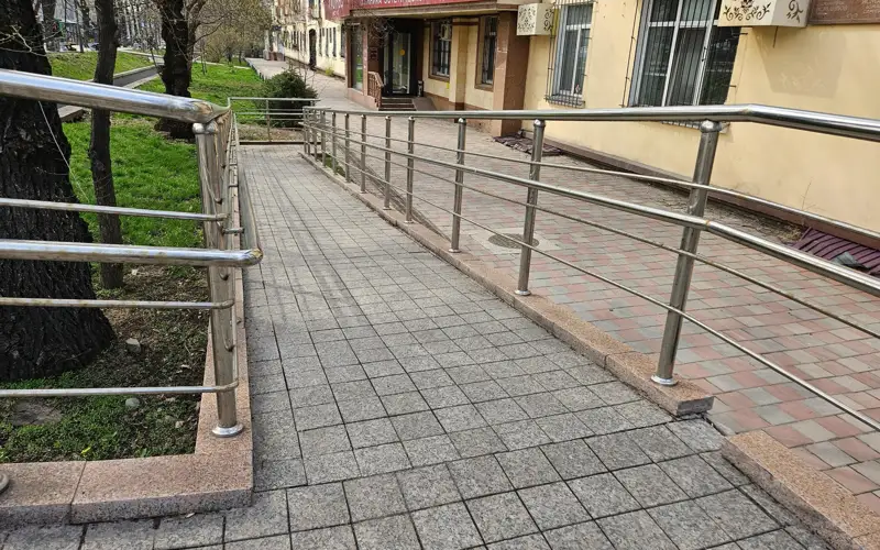 «Инклюзивті қала»: Алматыда ерекше қажеттіліктері бар адамдар үшін 3,1 мың әлеуметтік нысанды бейімделеді