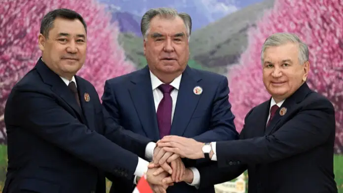 吉尔吉斯斯坦总统萨德尔·扎帕罗夫、塔吉克斯坦总统埃莫马利·拉赫蒙和乌兹别克斯坦总统沙夫卡特·米尔济约耶夫