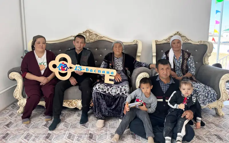 Jańaqorǵan jastary muqtaj otbasyǵa asar ádisimen úı salyp berdi