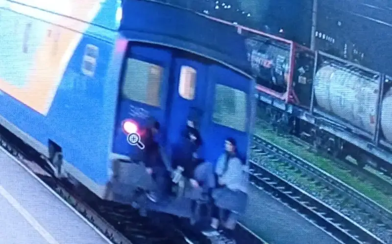Родители шымкентских подростков, пытавшихся зацепиться за поезд, заплатят штраф
